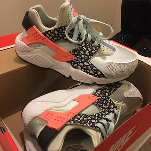 Women Harraches exclusive release!! Size 9.5